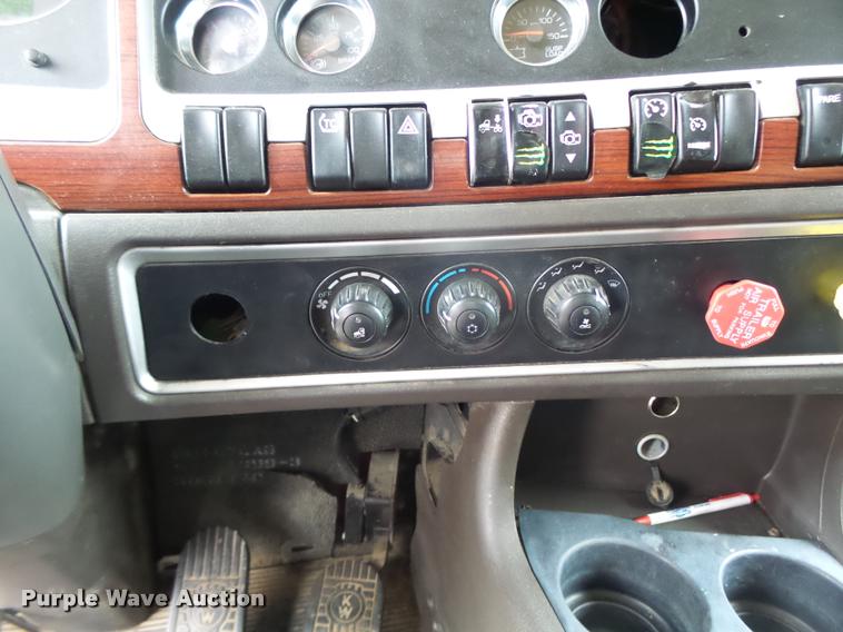 image for item DF9267 2007 Kenworth T600 semi truck