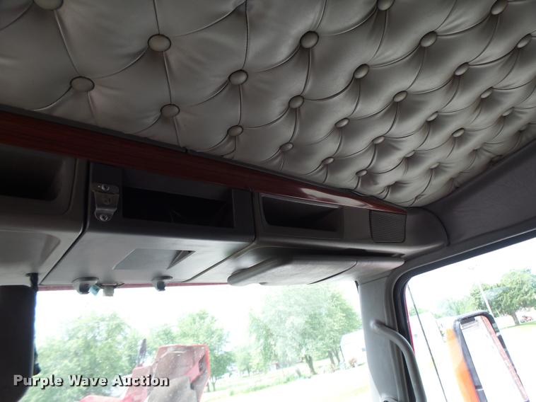 image for item DF9267 2007 Kenworth T600 semi truck