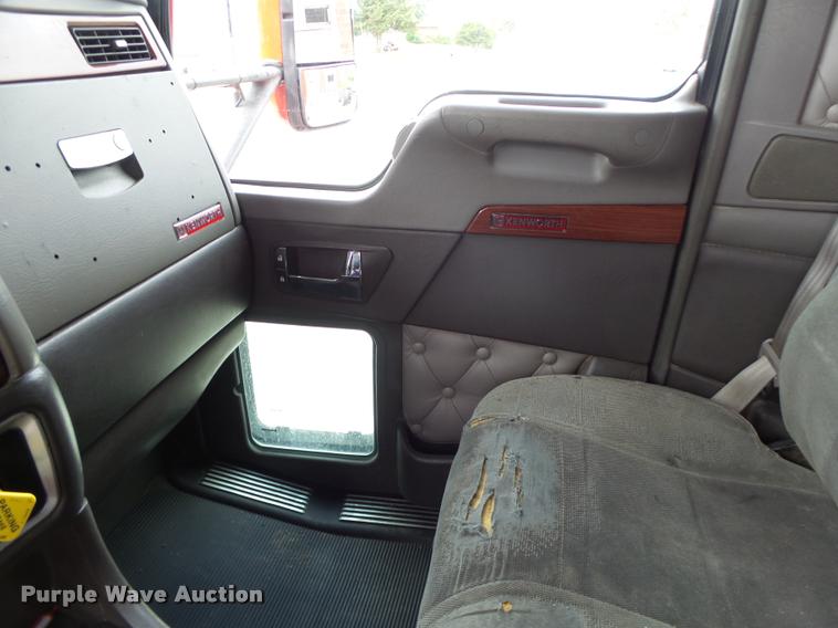 image for item DF9267 2007 Kenworth T600 semi truck