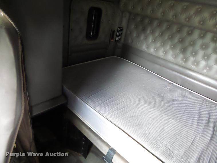 image for item DF9267 2007 Kenworth T600 semi truck