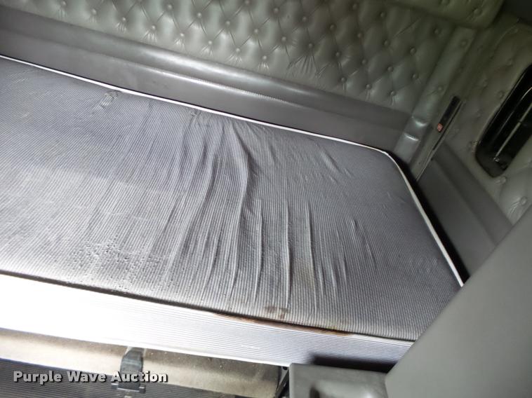 image for item DF9267 2007 Kenworth T600 semi truck