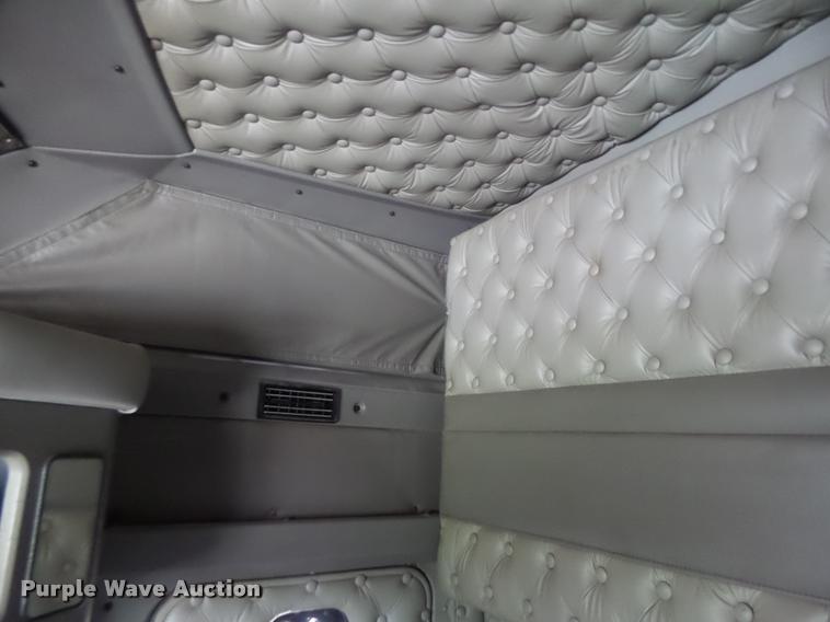 image for item DF9267 2007 Kenworth T600 semi truck