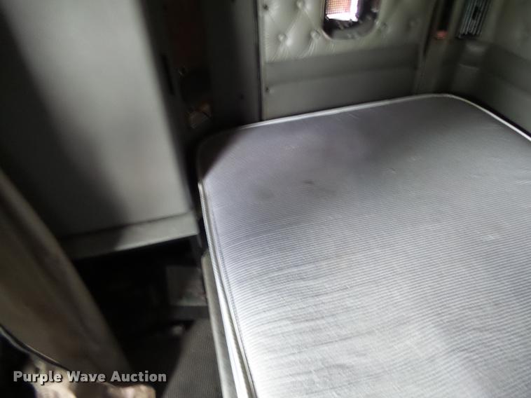 image for item DF9267 2007 Kenworth T600 semi truck