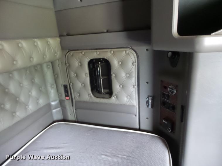 image for item DF9267 2007 Kenworth T600 semi truck