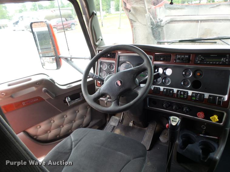 image for item DF9267 2007 Kenworth T600 semi truck