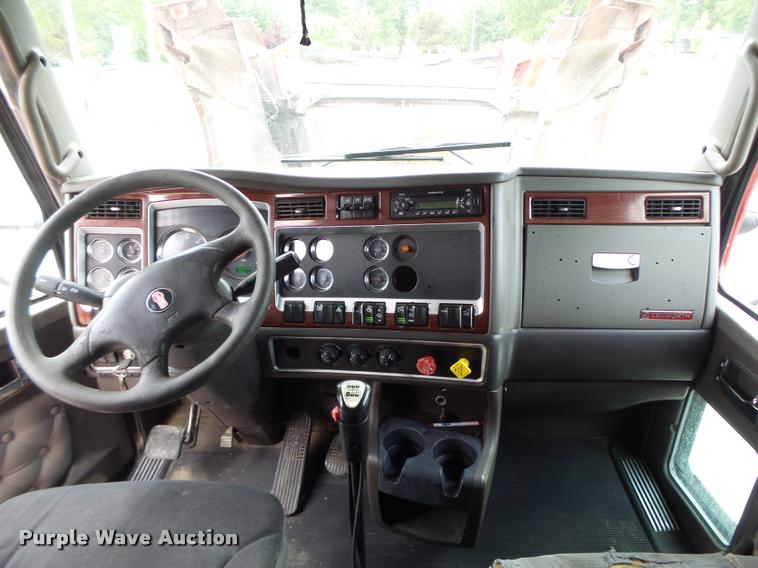 image for item DF9267 2007 Kenworth T600 semi truck