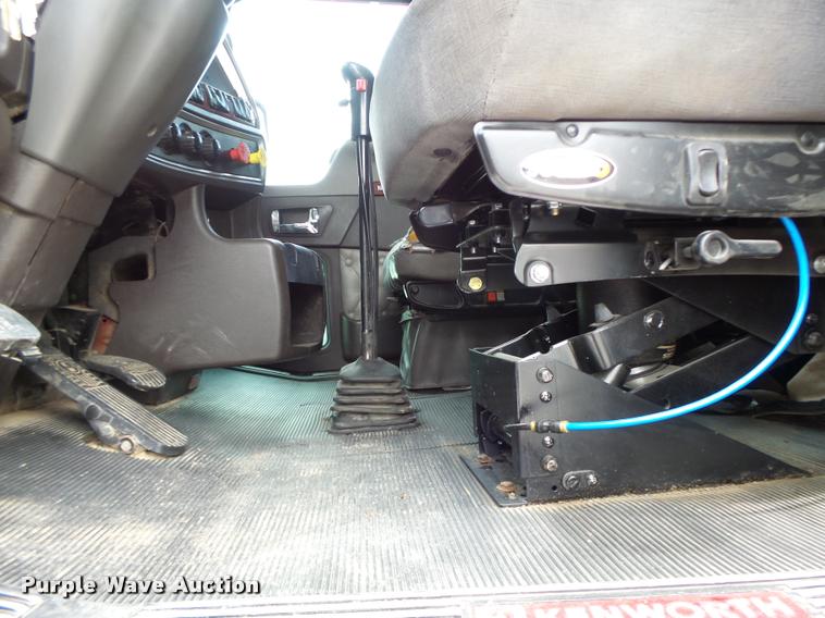 image for item DF9267 2007 Kenworth T600 semi truck