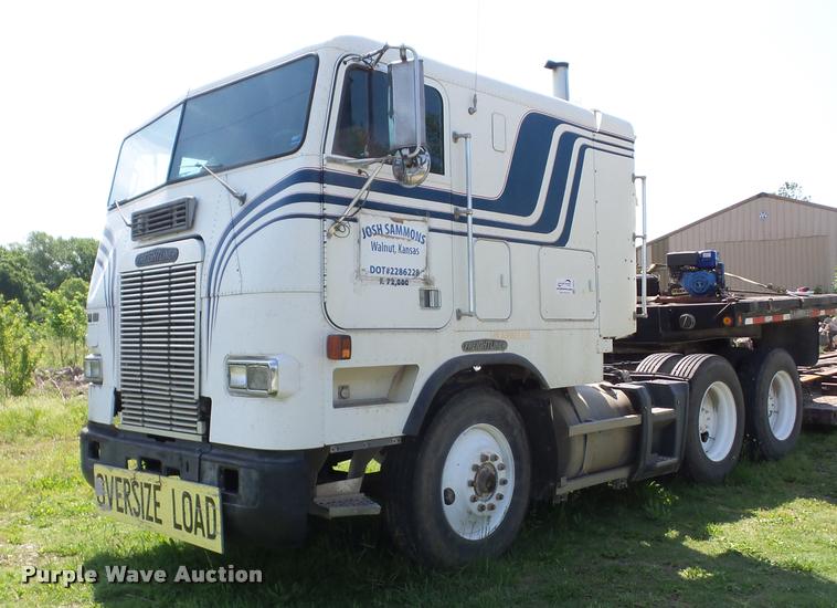 image for item J8619 1991 Freightliner FLA semi truck