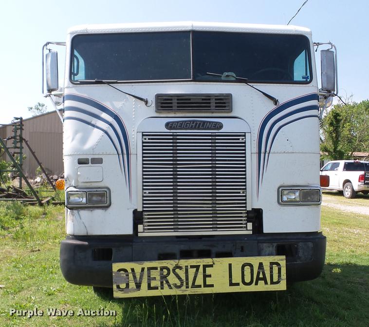 image for item J8619 1991 Freightliner FLA semi truck