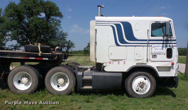 image for item J8619 1991 Freightliner FLA semi truck