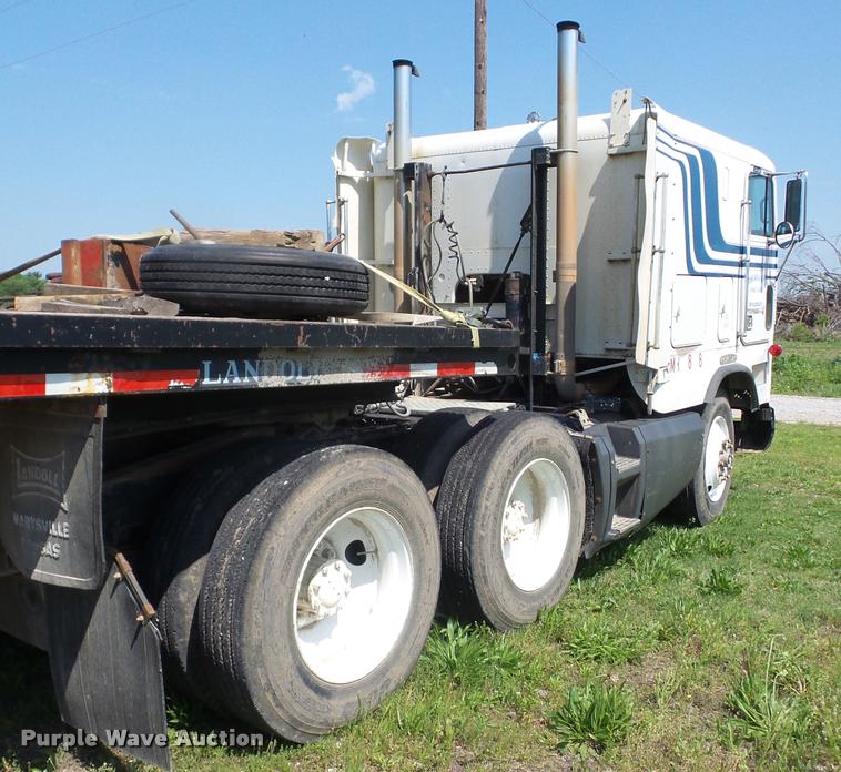 image for item J8619 1991 Freightliner FLA semi truck