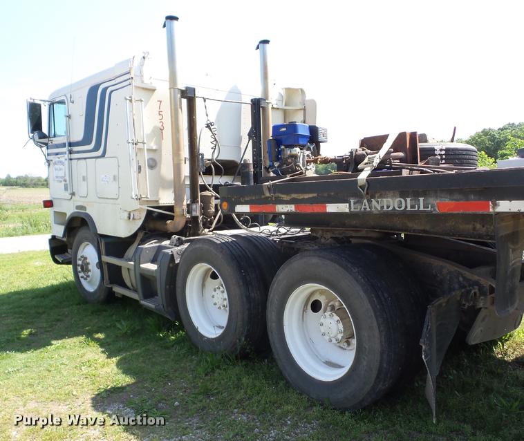 image for item J8619 1991 Freightliner FLA semi truck