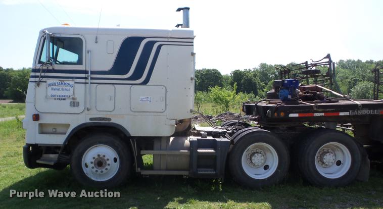 image for item J8619 1991 Freightliner FLA semi truck