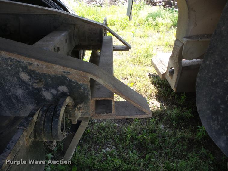 image for item J8619 1991 Freightliner FLA semi truck