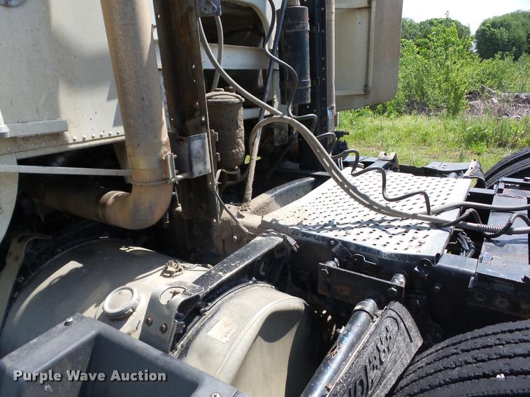 image for item J8619 1991 Freightliner FLA semi truck