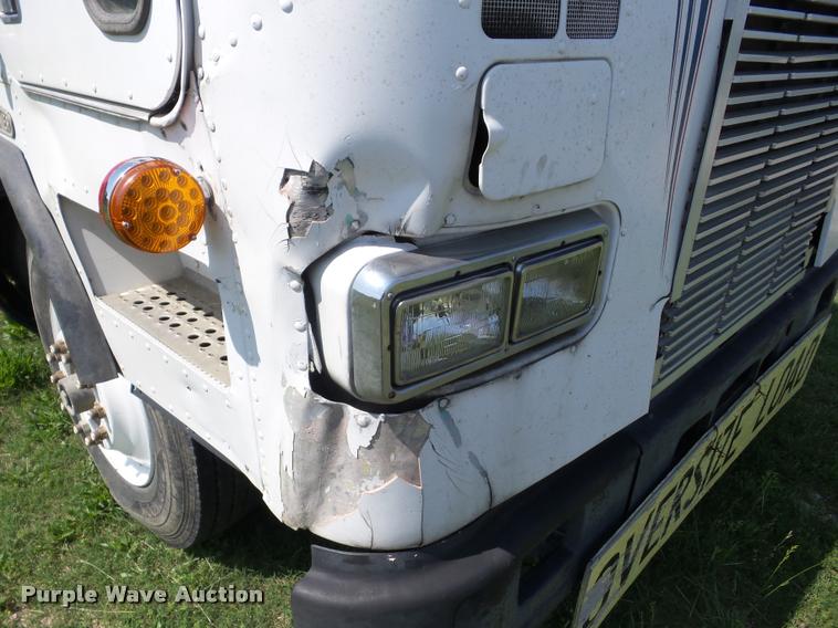 image for item J8619 1991 Freightliner FLA semi truck