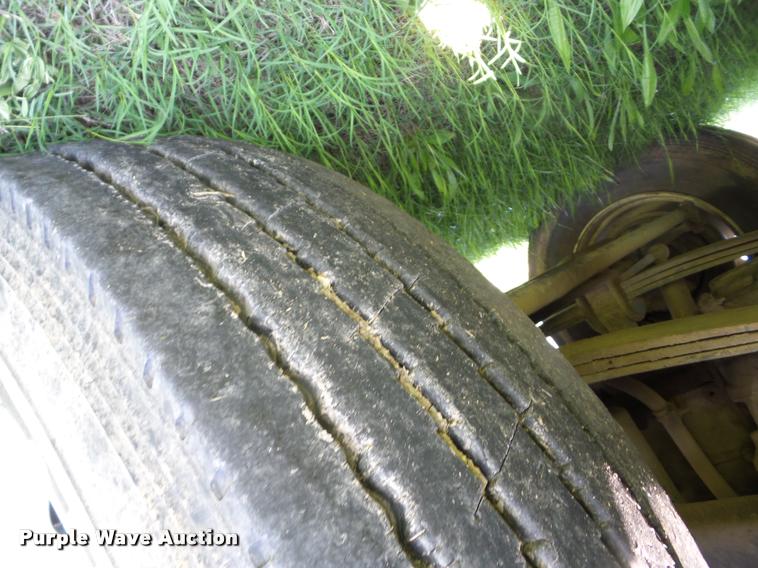 image for item J8619 1991 Freightliner FLA semi truck