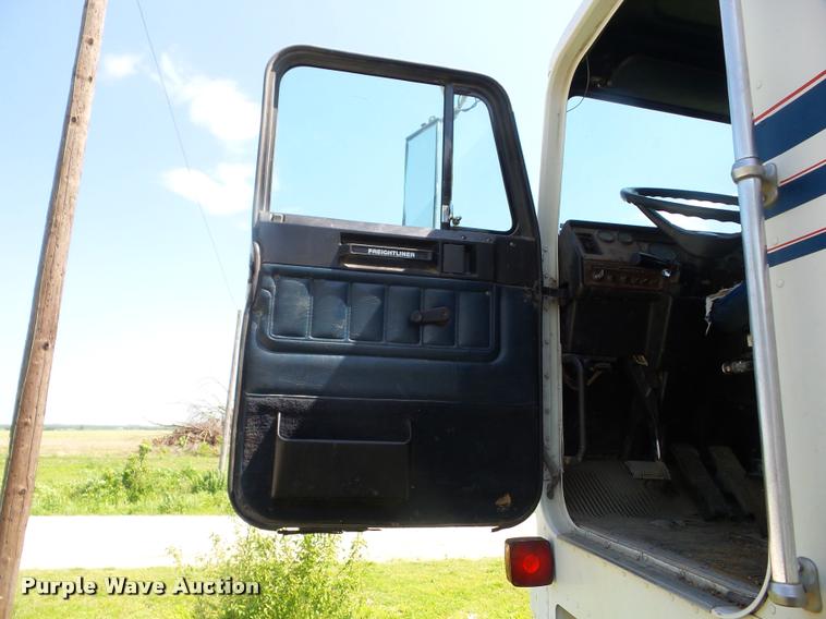 image for item J8619 1991 Freightliner FLA semi truck