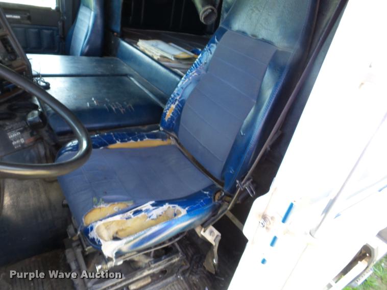 image for item J8619 1991 Freightliner FLA semi truck