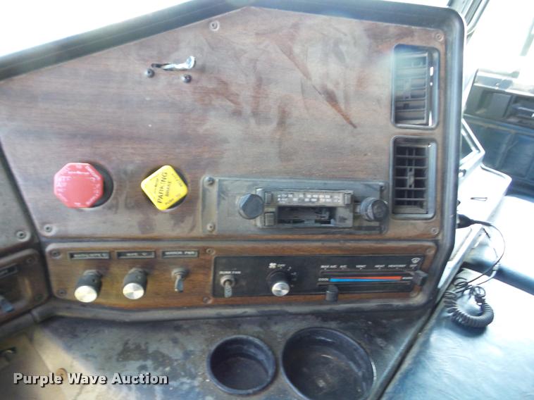 image for item J8619 1991 Freightliner FLA semi truck