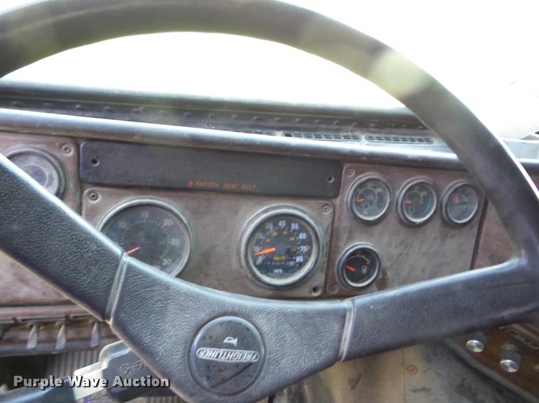 image for item J8619 1991 Freightliner FLA semi truck