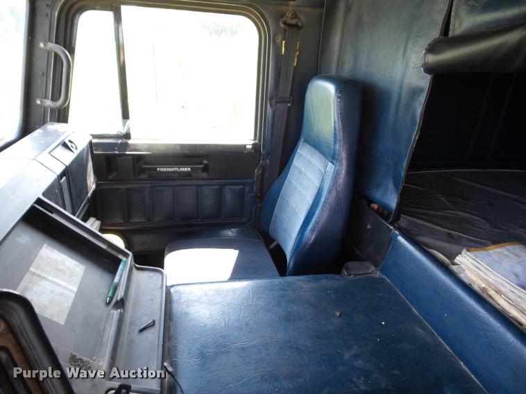 image for item J8619 1991 Freightliner FLA semi truck