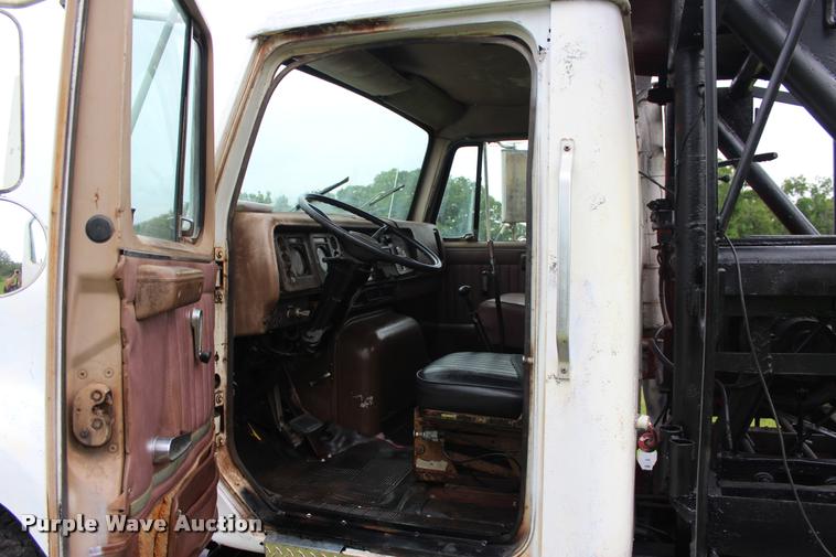 image for item L3150 1979 International F2574 winch truck
