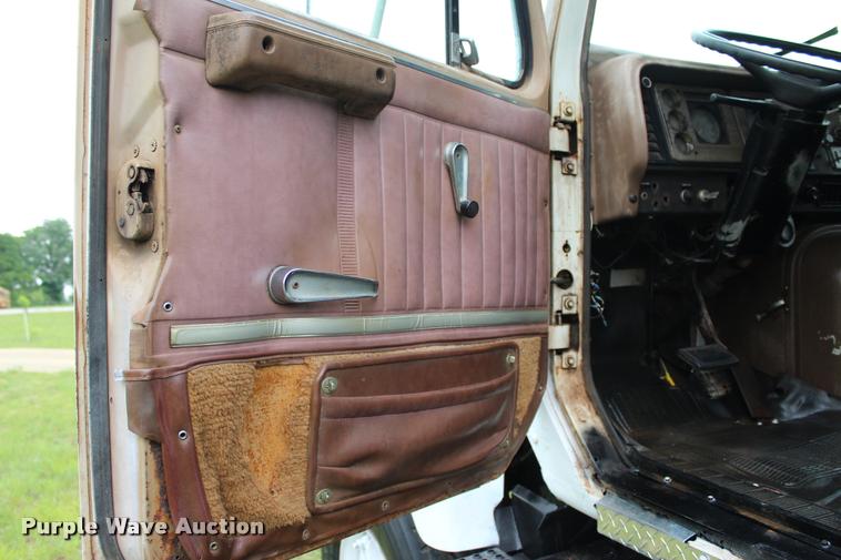 image for item L3150 1979 International F2574 winch truck