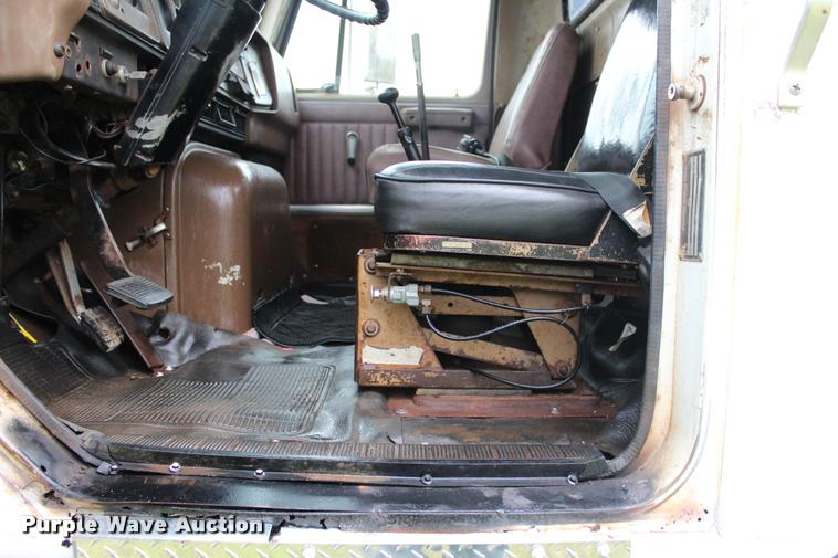 image for item L3150 1979 International F2574 winch truck