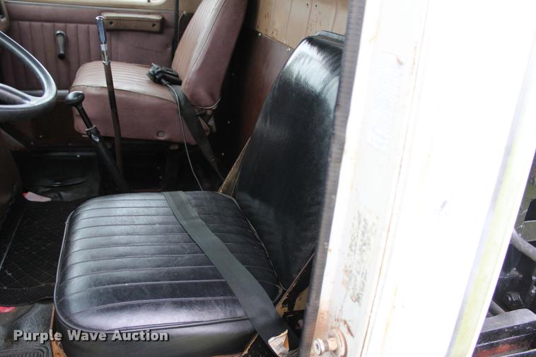 image for item L3150 1979 International F2574 winch truck