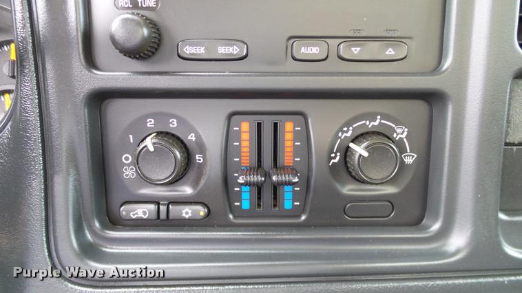 image for item DA6208 2004 Chevrolet Silverado 2500HD pickup truck