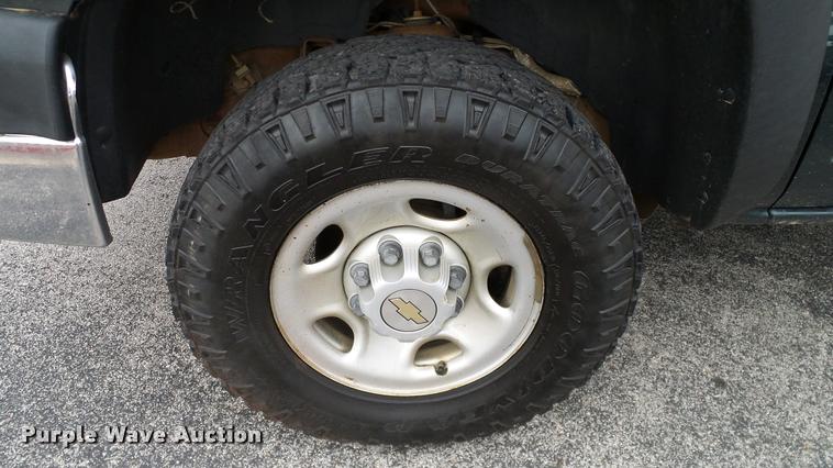 image for item DA6208 2004 Chevrolet Silverado 2500HD pickup truck