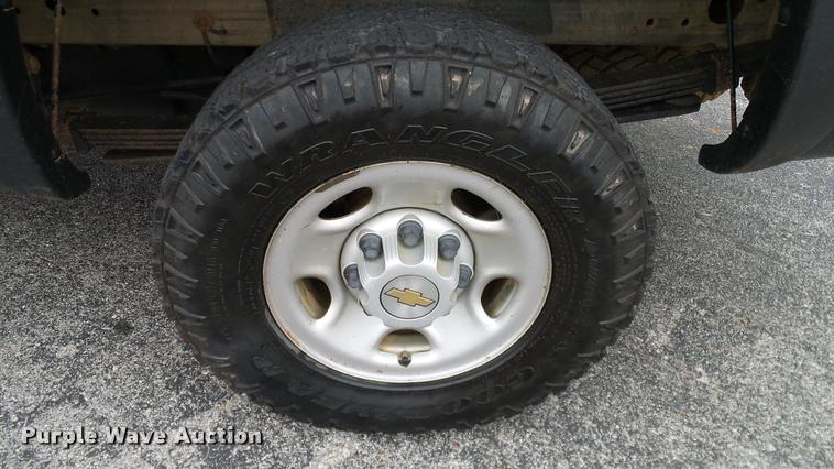 image for item DA6208 2004 Chevrolet Silverado 2500HD pickup truck