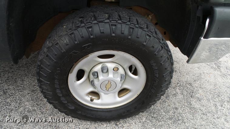 image for item DA6208 2004 Chevrolet Silverado 2500HD pickup truck