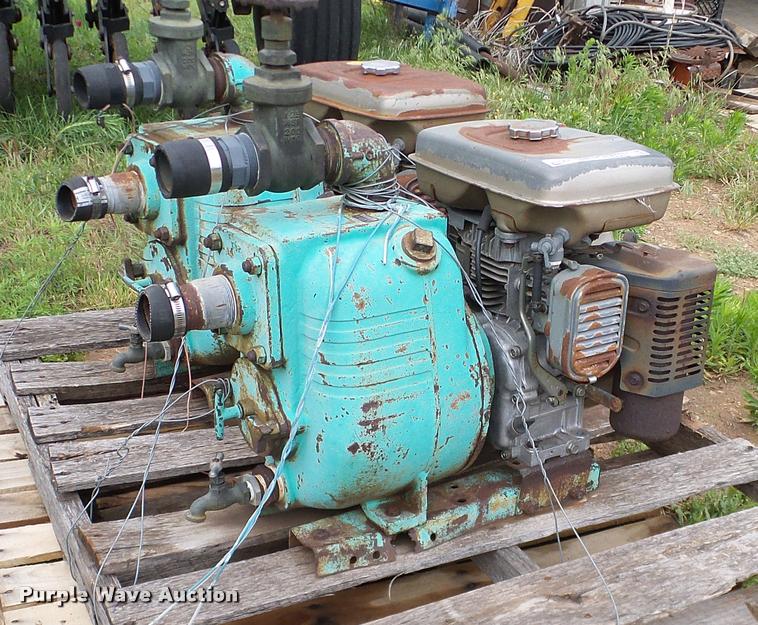 (2) Wisconsin 280 gas engines in Arnett, OK | Item DJ9969 sold | Purple ...