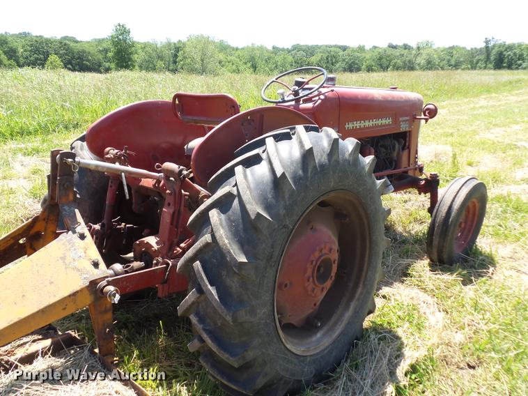 image for item BS9435 International Utility 300 tractor