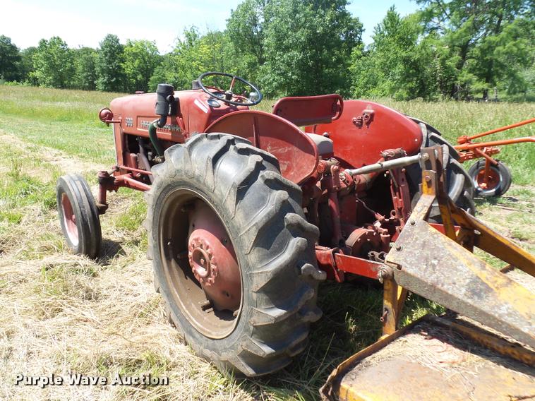 image for item BS9435 International Utility 300 tractor