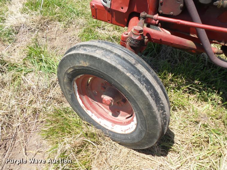 image for item BS9435 International Utility 300 tractor