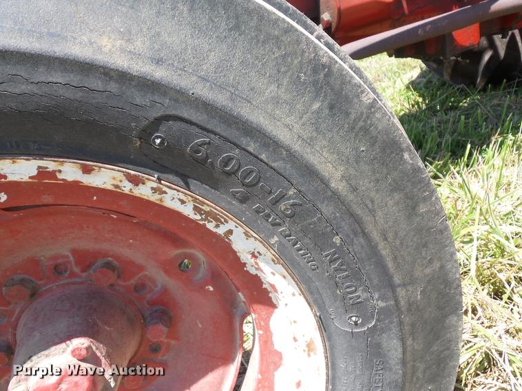 image for item BS9435 International Utility 300 tractor