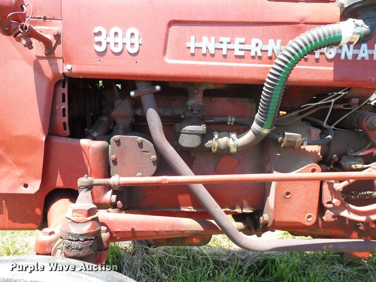 image for item BS9435 International Utility 300 tractor