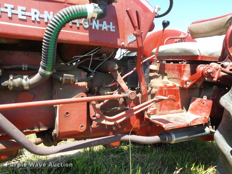 image for item BS9435 International Utility 300 tractor