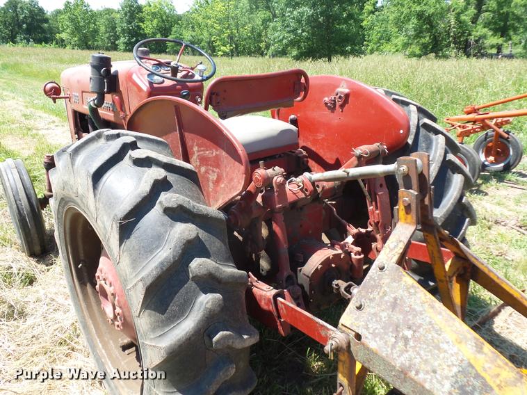 image for item BS9435 International Utility 300 tractor