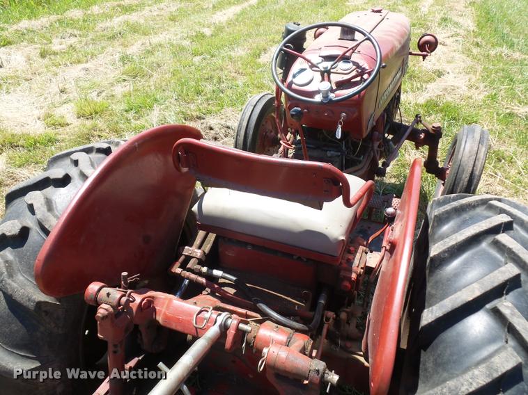 image for item BS9435 International Utility 300 tractor