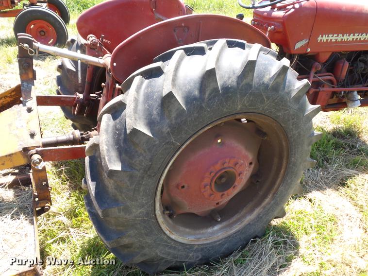 image for item BS9435 International Utility 300 tractor