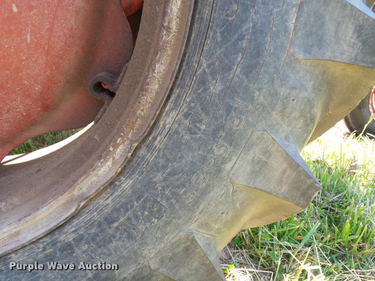 image for item BS9435 International Utility 300 tractor