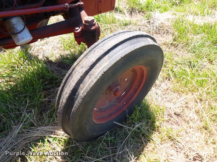 image for item BS9435 International Utility 300 tractor