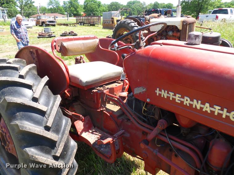 image for item BS9435 International Utility 300 tractor