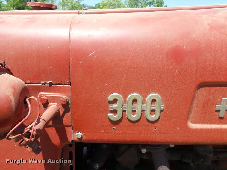 image for item BS9435 International Utility 300 tractor