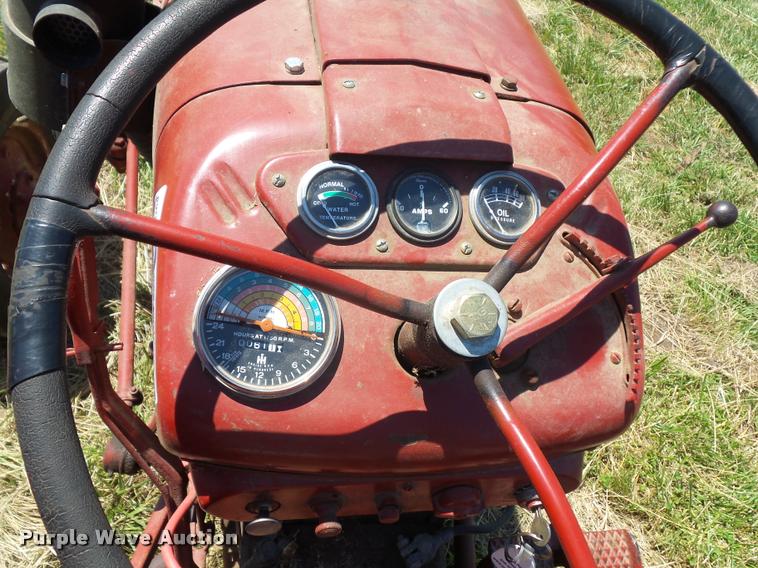 image for item BS9435 International Utility 300 tractor