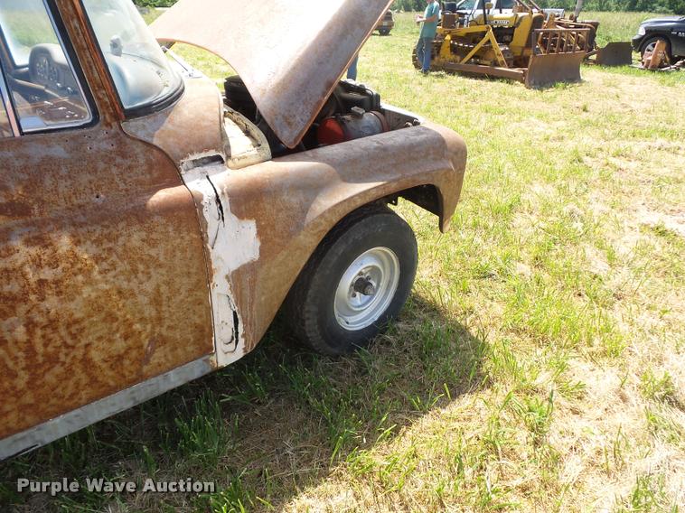 image for item BS9446 1964 International pickup truck